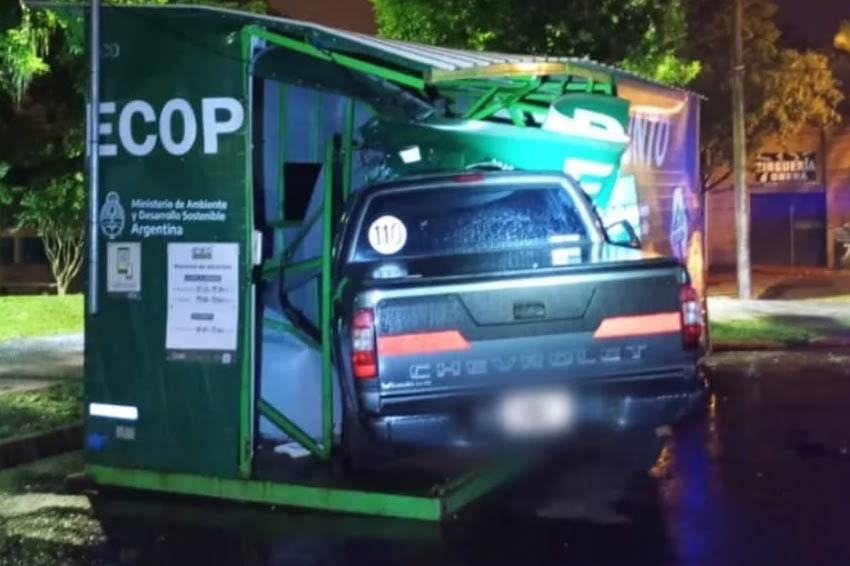 OBERÁ: Robaron una camioneta, chocaron un auto estacionado y escaparon en moto