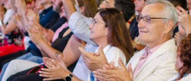 CAPIOVÍ: Se inauguró la temporada de “Navidad en Capioví” con el encendido del Árbol en la Plaza Los Pioneros