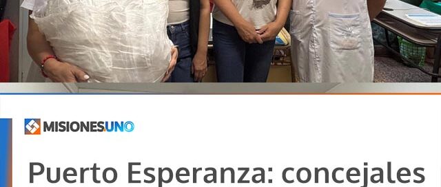 Puerto Esperanza: concejales entregaron guardapolvos a alumnos de la Escuela Nº 611